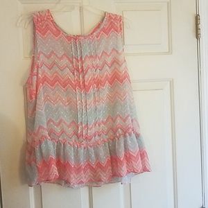 Sleeveless top. Multi pastel colored Chevron print